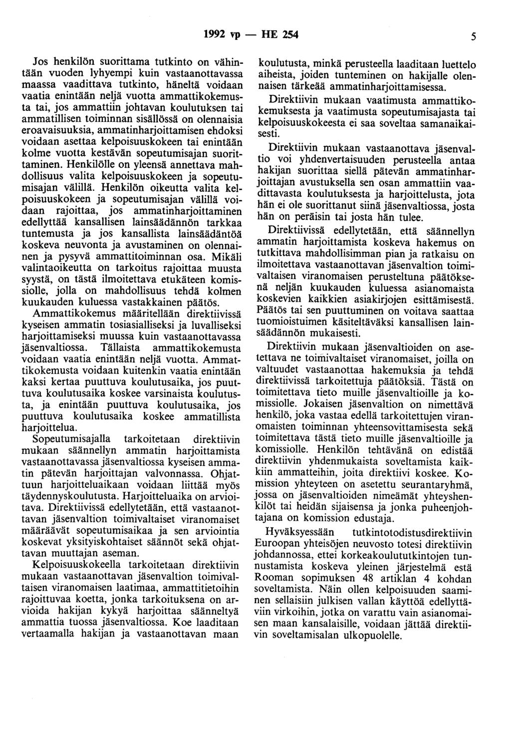 1992 vp - HE 254 5 Jos henkilön suorittama tutkinto on vähintään vuoden lyhyempi kuin vastaanottavassa maassa vaadittava tutkinto, häneltä voidaan vaatia enintään neljä vuotta ammattikokemusta tai,