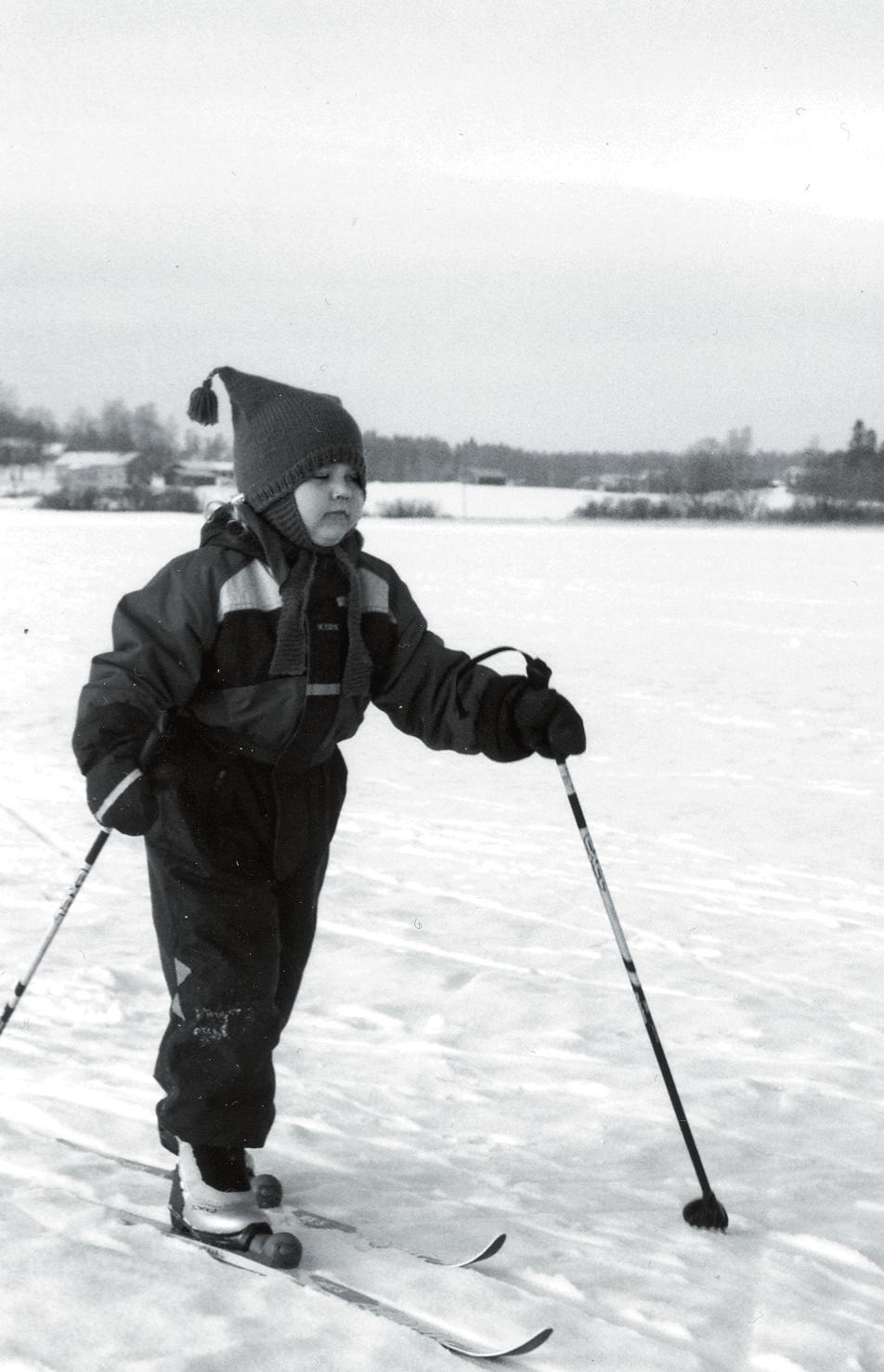 Talvipäivä Jupperin rantaniityllä 8.2.2004 Omakotiyhdistyksen paikalle järjestämä lumiliukumäki oli tauottomassa käytössä koko tapahtuman ajan.