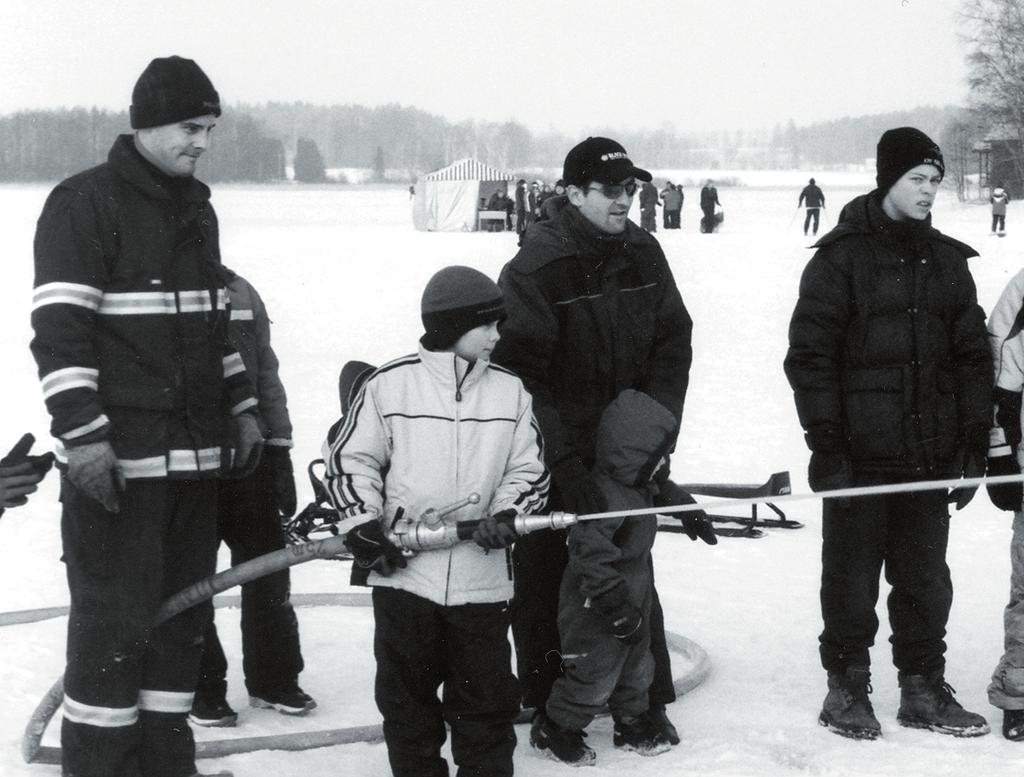 kahvia ja riitti. Hiihtämistä yritettiin jopa 4-hengen suk- leivonnaisia sai ostaa yhdistysten myyntipisteistä. silla.