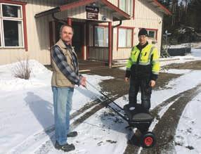 Kuvassa on myös valkopukuinen Jari Berg, joka Jorma Kalajoen kanssa antoi meille hyvät jauhot mukaan arjessa työstettäväksi.