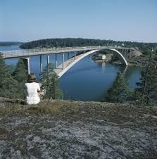 RIL 179-2017 Sillat 23 2.5.5 Puristetut sillat Kaari ja holvisillat Kaari- ja holvisilloissa pääkannattimena toimii pääosin puristusjännitysten alainen kaarirakenne.