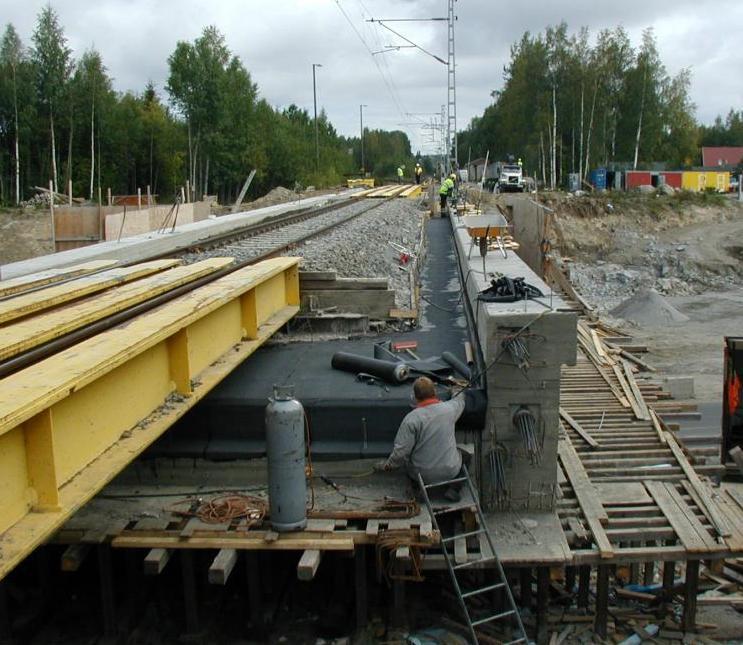 RIL 179-2017 Sillat 29 Kuva 2.36 Kalkun alikulkusillan korjaustyö Tampereella.