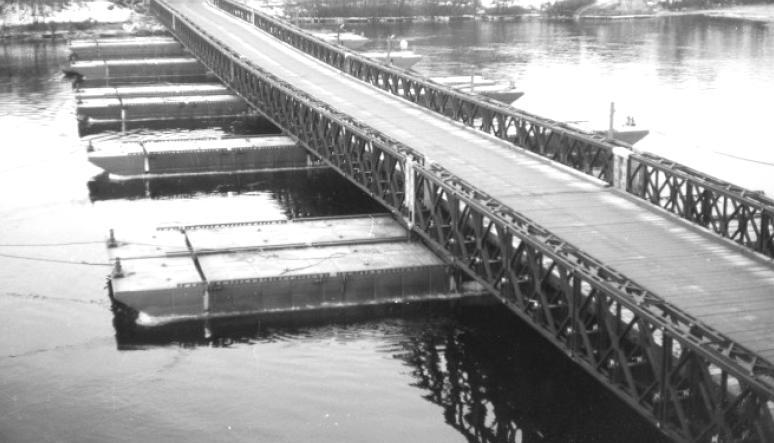 Käytössä oli kolme apusiltakalustoa, joista kaksi peräkkäin asennettua muodostivat noin 40 metrin apusillan sillan jatkettavan osan yli.