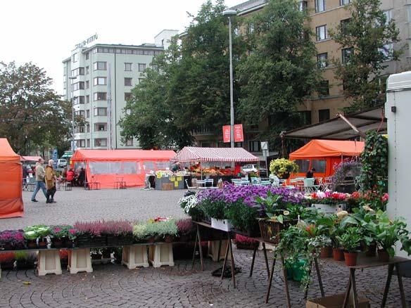 14 Taka-Töölön peruspiiri Taka-Töölö alkaa Hesperian esplanadista ja jatkuu lähelle Tullinpuomia. Alueella oli aikanaan lukuisia teollisuuslaitoksia.