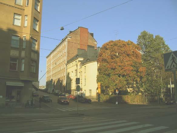 32 Alppiharjun peruspiiri Helsinginkatu erottaa Harjun Kalliosta. Harju on tiiviisti, pääosin 192 ja -3 -luvuilla rakennettu työväen asuinalue.