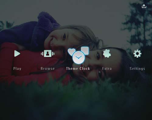 Teemakellon näyttäminen Huomautus Varmista, että olet asentanut teemakellon PhotoFramekehykseen. Myöhemmin voit myös ladata uusimmat teemakellot osoitteesta www.philips.com/support.