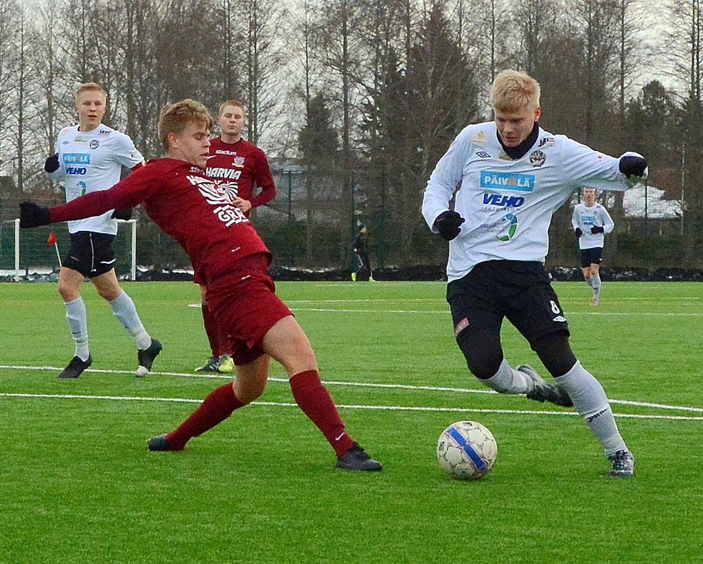 Haka/HJS:n paras paikka ensimmäisellä jaksolla oli, kun Akseli Tiensuu pääsi Edun syötöstä vetopaikkaan. Veskari kuitenkin sai näppinsä väliin.