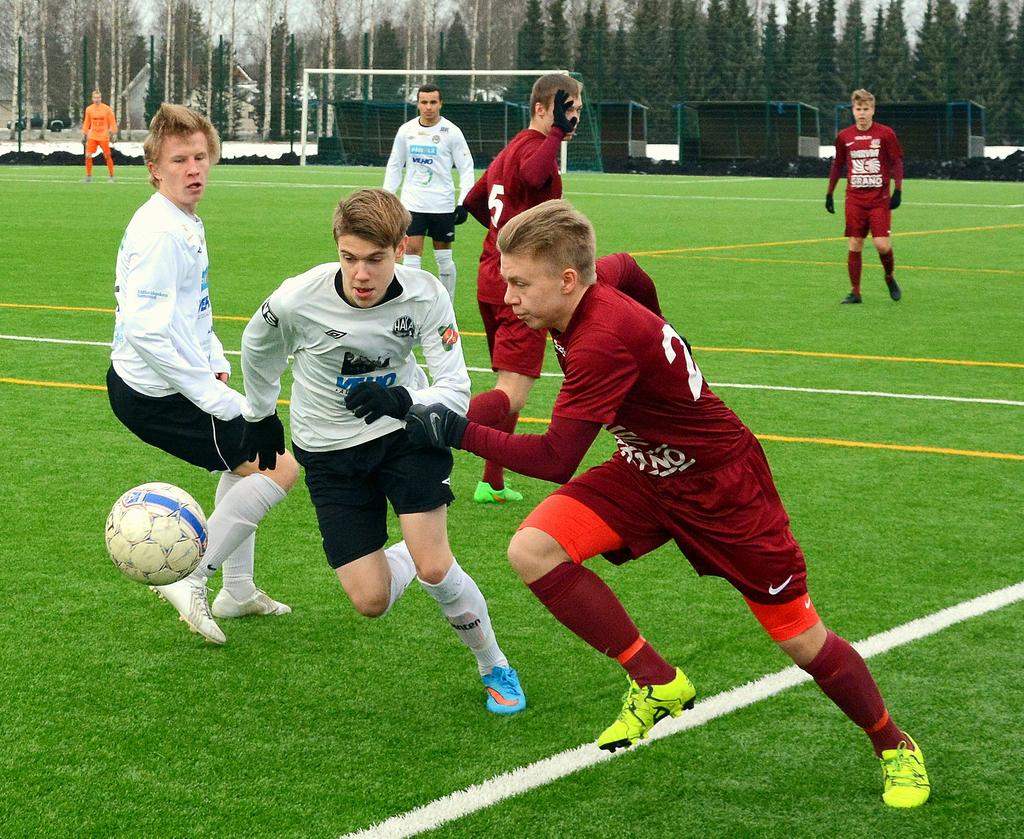 Jami ja Masa kiireisinä. Puolustukseen oli saatu harjoituspeleihin verrattuna lisää jämäkkyyttä, ja Jami Kyöstilä otti pelin edetessä itselleen koko ajan isompaa roolia.