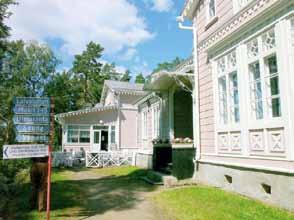 Kätevimmin matka maalauksellisiin maisemiin taittuu junalla, jolla pääsee näppärästi myös lasten kanssa riemukkaaseen Kesämaahan, jossa pienemmät sekä isommat peuhaajat viihtyvät takuuvarmasti
