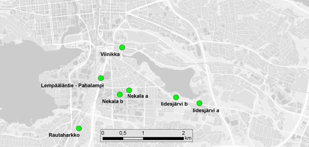 1940- ja 50-luvuilla nykyinen kenttäalue on ollut ainakin osittain viljelykäytössä, mutta mäntyvaltaisen Mustametsän metsikön reunassa on todennäköisesti ollut lajille soveltuvia metsäapilakasvustoja