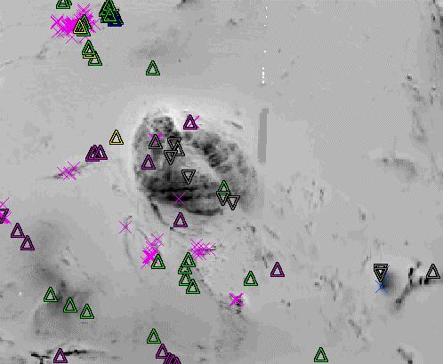 6 Kuva 2. Kumisevan gabro magneettisella harmaasävykartalla, kolmioina merkitty malmilohkareet (Ni=lila, Cu=vihreä, Ti-Fe=harmaa) ja X:llä kairauspaikat. 2. SUORITETUT TUTKIMUKSET 2.