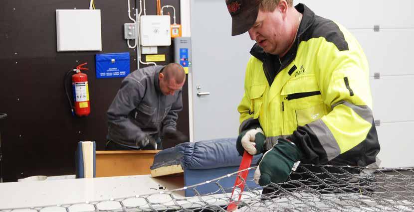 Parik-säätiön työntekijät Mika Kauppila (edessä) ja Jari Sepponen purkavat huonekaluja Keltakankaan uudessa purkuhallissa.