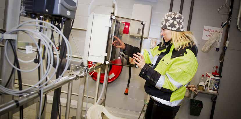 Ympäristöinsinööri Essi Lehto ottaa näytettä jätekeskuksessa käsitellyistä vesistä. Jätevesien laatu on pitkällä aikavälillä parantunut.