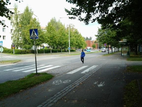 53/65 Kuva 32. Intiankadun kävely- ja pyöräilyväylän nykytila. Intiankadun sadevesikouru uusitaan ja kuivatus parannetaan (kattovesien hallinta).
