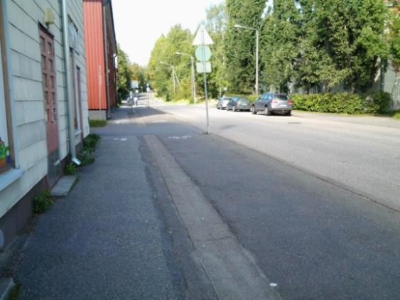 Kullervonkadulla ja Käpyläntiellä pysäkkikatokset siirretään erikoistason kriteeristön mukaisesti siten, että pyöräily ja jalankulkureitti kulkee pysäkin takaa.