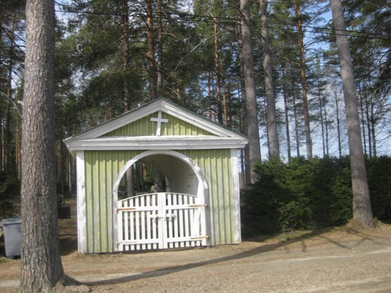 Kuva 4. Vuotjärven hautausmaa Pajuharjun pohjavesialueella. Kuva Kati Määttä 2011. Riskinarviointi Hautausmaa muodostaa pohjaveden pilaantumisriskin.