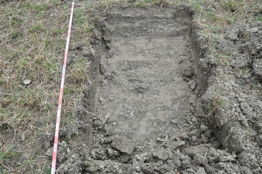 7 Havainnot Yleiset havainnot Havainnot peltoalueelle kaivetuista koekuopista olivat hyvin toistensa kaltaisia: homogeenisen muokkauskerroksen (jonka paksuus oli tyypillisesti 20 40 cm) alla tuli