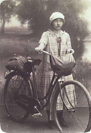 Pohjoiskarjalalainen marttaneuvoja Ida Vallius työssään 1920-luvulla.