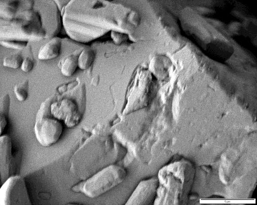 16 500 kertaiset suurennokset ennen ja jälkeen puristuksen. [Kuva 17 ja 18] Kuva 17. Ennen puristusta. 5 µm Kuva 18. Puristettu jauhe.