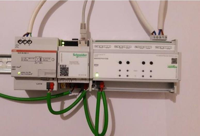 24 9 KNX-järjestelmän toteutus visualisoinnilla käyttäen HomeLynk-järjestelmää Työssä käytetyt laitteet KNX virtalähde 160mA 30 VDC, ABB KNX logiikkamoduuli homelynk, Schneider Electric KNX