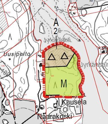 Voimassa olevassa rantayleiskaavassa rakennuspaikat on osoitettu metsäalueelta tulevan ojan suistoon.