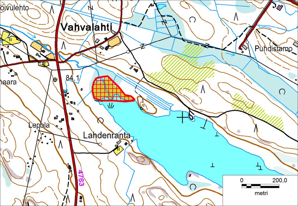 metsäautotien itäpäässä, tien eteläpuolisella loivasti viettävällä rinteellä.