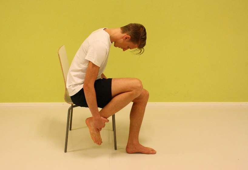 N. femoralis: slider Istuen Alkuasento: Istu tuolin reunalla niin, että harjoitettava jalka jää reunan