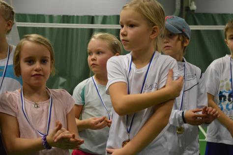 Mini- ja miditenniskisassa pelattiin tyttöjen ja poikien sarjat erikseen ja starttisarjassa tytöt ja pojat pelasivat samassa sarjassa.