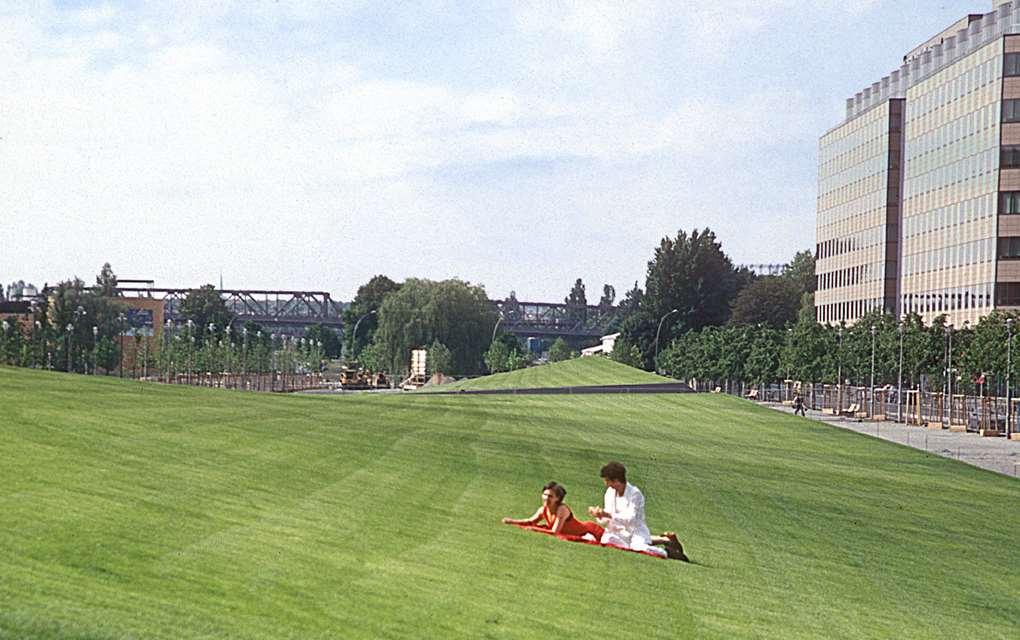 nurmikot, niityt Tilla-Durieux Park, Potsdamer Platz, Berliini