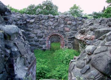 Grabbacka På Grabbacka i Karis, öster om Läppträsket invid vägen från Karis till Snappertuna, ligger en ruin av ett privat stenhus från senmedeltiden och 1500-talet.