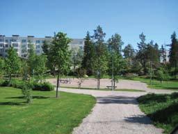 Ruutipuisto - Krutparken (37.) Nykytila Uusi puisto. Kosteikkoalue liejuttuu / leväytyy ja kerää roskia.