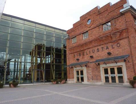 18 Sibelius talo; het rode bakstenen gebouw is een overblijfsel van de vroegere houtfabriek. Sibeliustalo; punainen tiilirakennus on entisen puutehtaan jäännös. óók kunstenaars noemen. En terecht!
