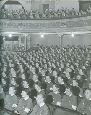 32 Lotta s in het Kansallis Teateri (Nationale schouwburg) in Helsinki in 1940. Lottia Kansallisteatterissa Helsingissä 1940. land.
