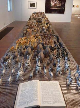 16 Museum Korundi Rovaniemi. De kunstenaar verbeeldt de ark van Noach met aan deze zijde de Bijbel een de andere zijde de Koran; de dieren zoeken elkaar op en leven in vrede.