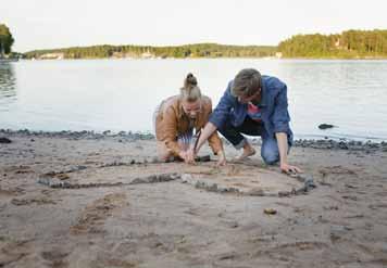 Vid stranden röks fisk och det ordnas rundvandringar och förevisningar på området. Vid Mårtes i Björköby kommer en utställning på temat Finland 100 år att finnas.