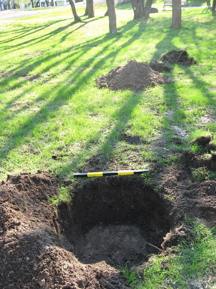 16 Krs 2: tummanruskea, hiekkainen kompostimulta, jossa esiintyi puunkaarnaa, oksien katkelmia ym. muuta orgaanista ainesta. Paikalle vuonna 2008 levitetty täyttökerros. Kerrospaksuus 25 cm.