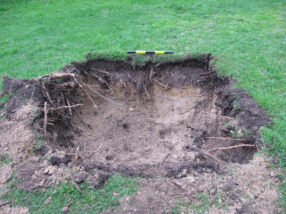 Krs 2:harmaanruskea, rautaoksidipitoinen savi. Täyttökerros, jonka paksuus oli 15-20 cm. Krs 3: oranssilaikukas ja rautaoksidipitoinen hiesu (steriili).