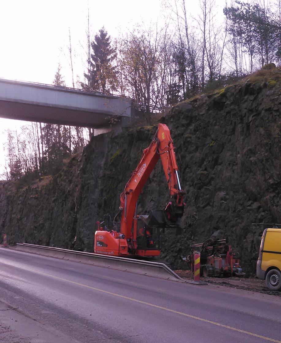 17 Kuva 9. Työkohde, jossa koneohjausjärjestelmän tarkkuuteen ei voitu luottaa johtuen suuresta katveesta. 4.