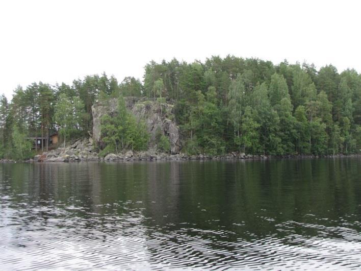14 Kuva 13. Riuttasen pohjois- ja koillisosa on kallioista ja lohkareista. Kuva 14. Riuttasen eteläosa on soraharjua, joka jatkuu mantereella Lauhanniemessä.