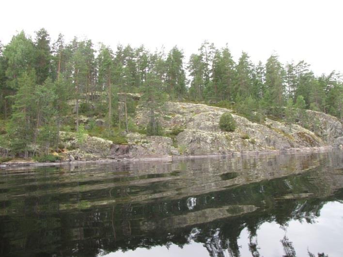 15 Kuva 17. Koillisrannan maisemallisesti merkittävää rantakalliota. Kuva 18. Riuttasen rakentamatonta pohjoisrantaa. Suositus.