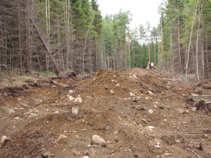 29 Kuva 53. Osa-alueen kumpare- ja mäkialueet ovat hietapitoista harjusoraa. Kuvassa tekeillä uusi metsäautotie Suurmäestä Kolkkaan. Kuva 54. Osa-alueen alavat alueet ovat hieta- ja hiesusedimenttiä.