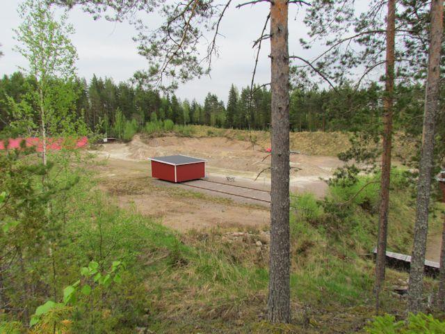 Kenttäkerroksen lajisto indikoi deltan lakialueella kuivaa kangasta (VT-, paikoin CT -kangasta) ja proksimaalirinteen puolella tuoretta kangasta (MT).