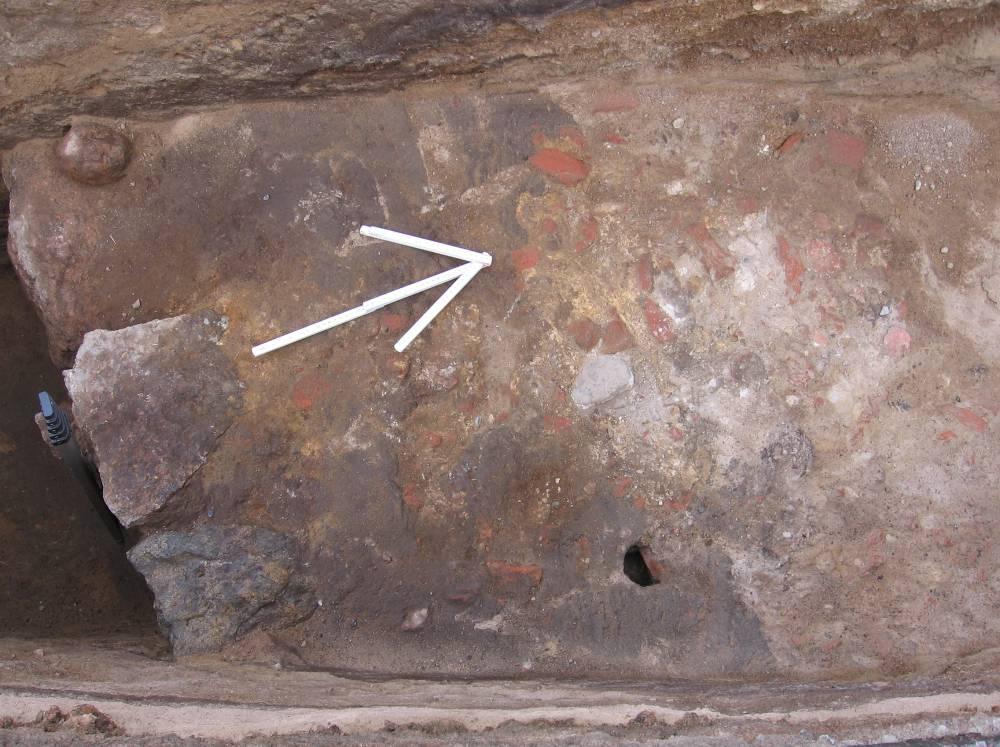 Suunnilleen 90 cm pinnan alapuolella osuttiin kiveykseen, joka oli vanhaa bastionin reunaa. Pintaturpeen ja bastionin reunan välissä oli maakerroksia seuraavanlaisesti.