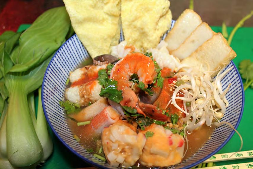 Nuudelikeitto tuoreesta vehnä-muna-nuudeleista, grillattua porsasta ja katkarapunyyttejä. 14 ก วยเต ยวต มยำารวมม ตร KUEY TEOW TOM YUM RUAM MIT 13.