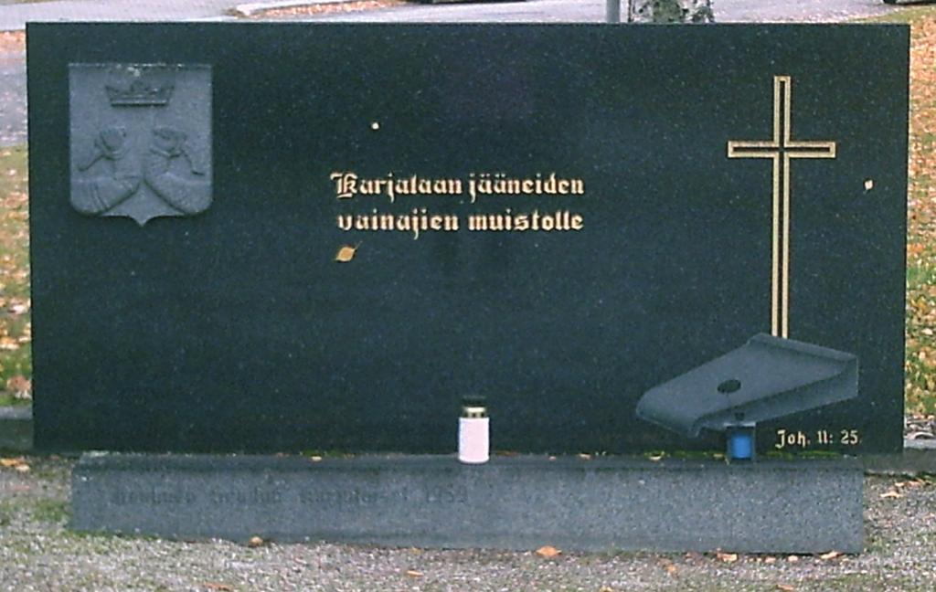 178 Iisalmeen pystytetty vastaava muistomerkki sijaitsee niin ikään ortodoksisen kirkon välittömässä läheisyydessä (Heli Kananen 11.10.2010).