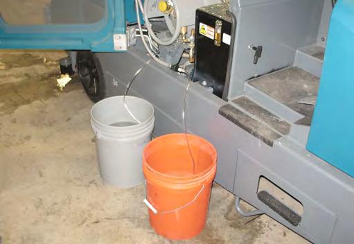 HUOLTO ec H2O MODUULIN HUUHTELUMENETELMÄ 5. Aseta ec H2O järjestelmän sisäänottoletku 19 litraa valko tai riisietikkaa sisältävään säiliöön. Aseta poistoletku tyhjään sankoon.