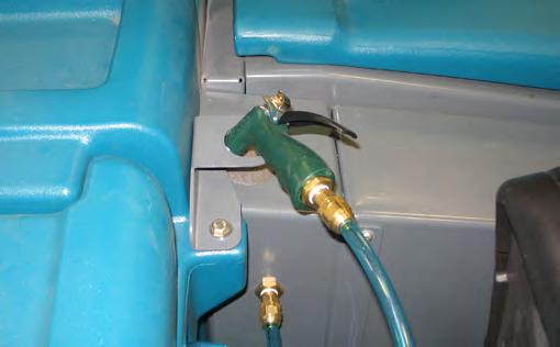 Suihkutussuutin on varustettu sauvalla. HUOMAA: ÄLÄ suihkuta vettä sähkölaitteiden päälle konetta puhdistaessasi.