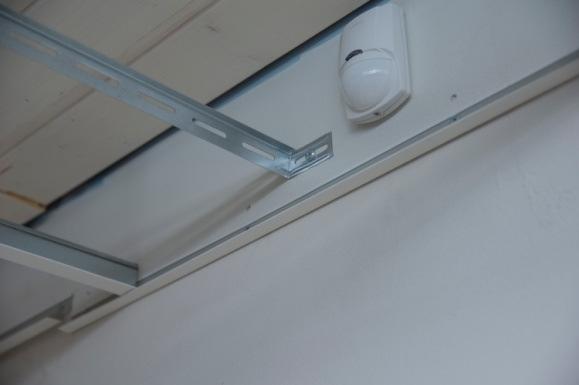 Tällöin pääkannattimien välinen etäisyys on 600 mm:ä. KUVA 23. Etäisyystangon kiinnitys pääkannattajaan KUVA 24.