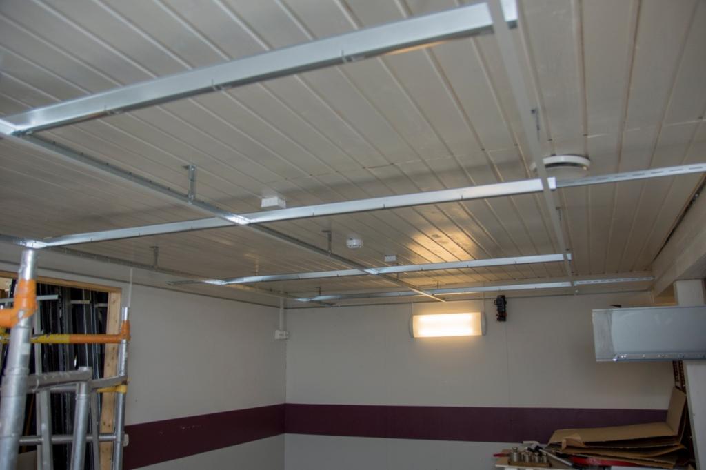 Etäisyystangot asennettuna ja sidottuna vastakkaisiin seiniin Connect T24 T-välilistat (L=600 mm) asennetaan