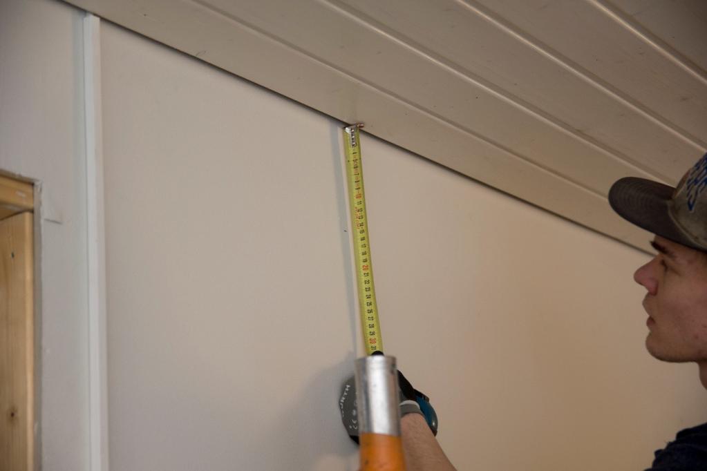 6 2 T-LISTA KANNATTEISEN ALAKATON ASENNUS T-lista kannatteisen katon runko muodostuu moduulijakoihin lukittavista kannatin- ja välilistoista, jotka muodostavat yleensä 600 mm x 600 mm tai 1200 mm x